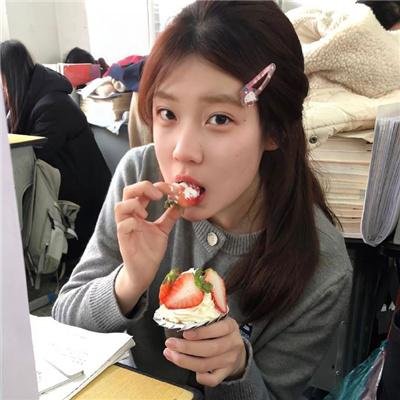 坐推土机的少女 海报