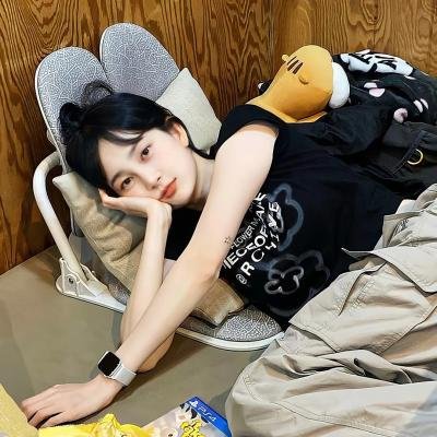 独自在夜晚的海边 海报